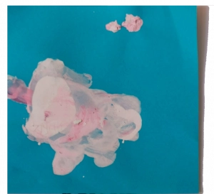 a Part of an Art Project Wolke Volke! depicting a smalll cloud on the blue post-it. Hohlik iyt ein Entdecker von neuen Räumen
